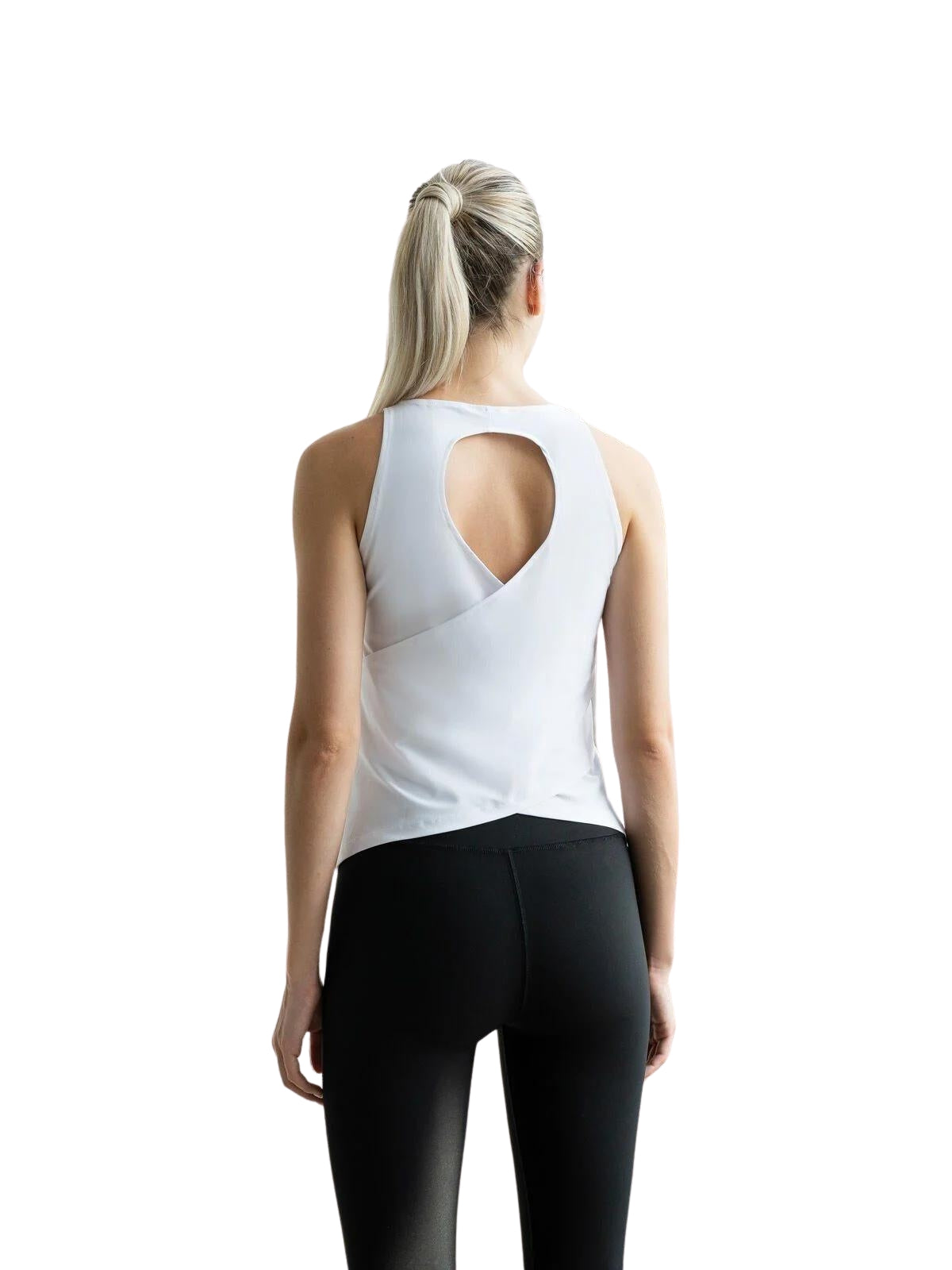 Person, die das Lismina 089 Sport-Top in Weiss mit schwarzen Leggings trägt und bereit zum Tanzen ist.